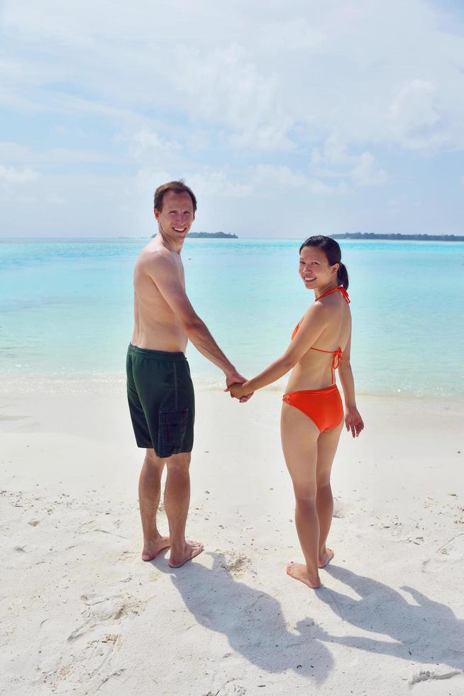 glückliches junges Paar viel Spaß am Strand foto