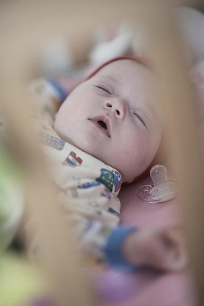 neugeborenes baby, das zu hause im bett schläft foto