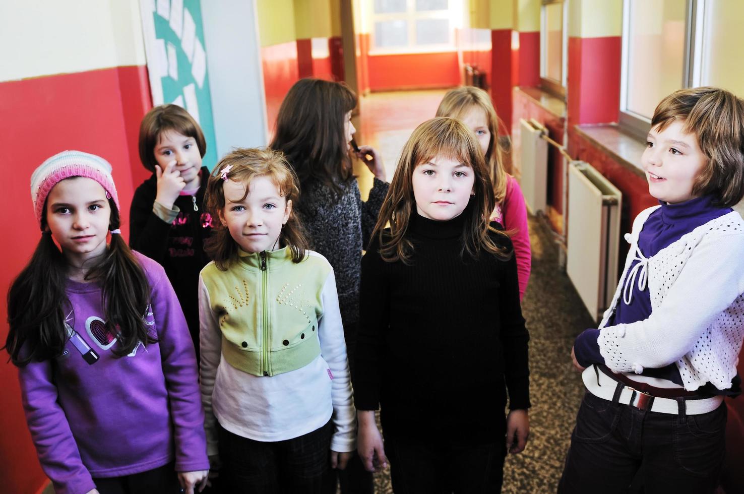 glückliche kindergruppe in der schule foto