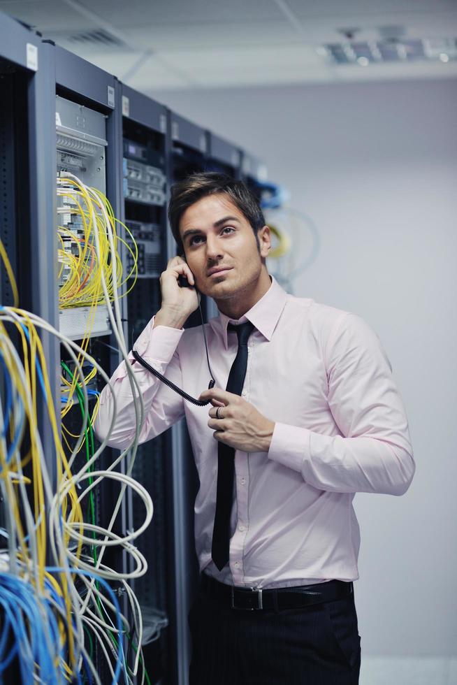 Es führt Telefongespräche im Netzwerkraum foto