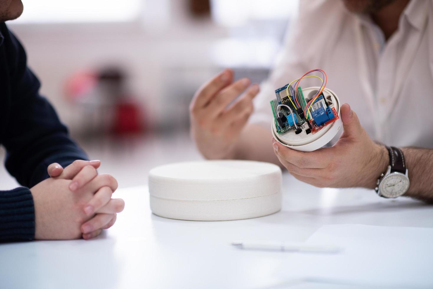 ingenieure arbeiten und diskutieren über projekt foto