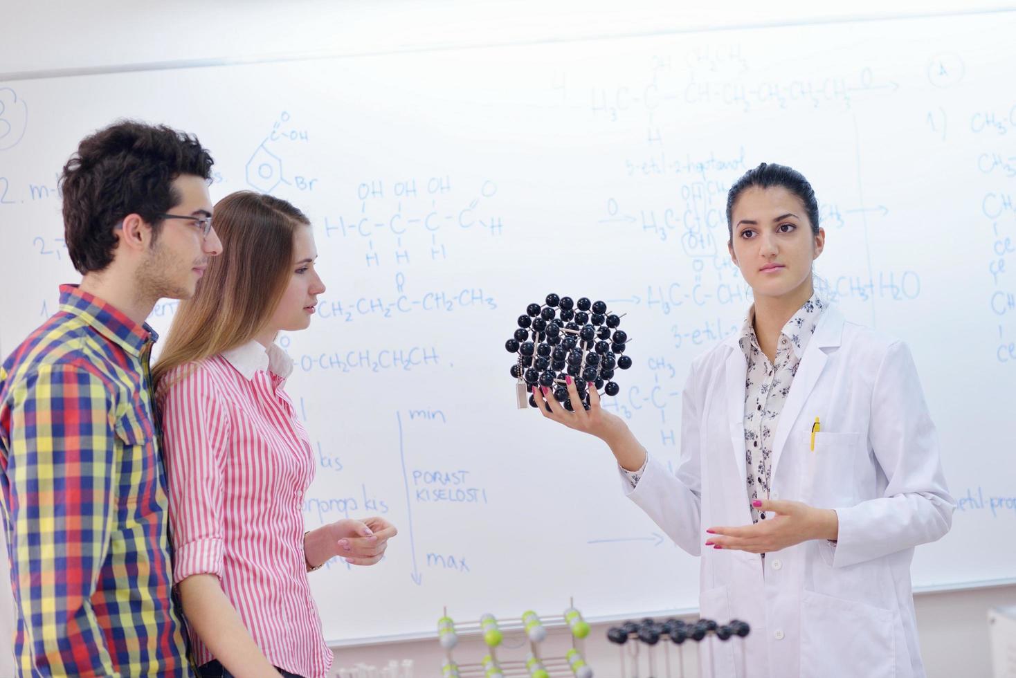 glückliche Teenagergruppe in der Schule foto