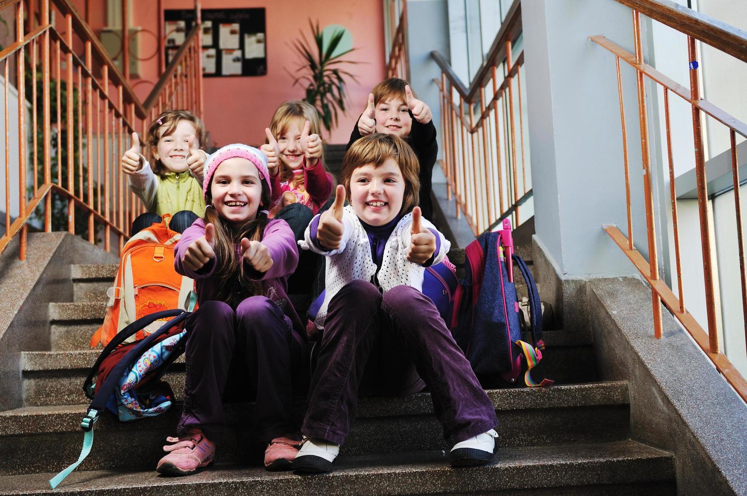 glückliche kindergruppe in der schule foto