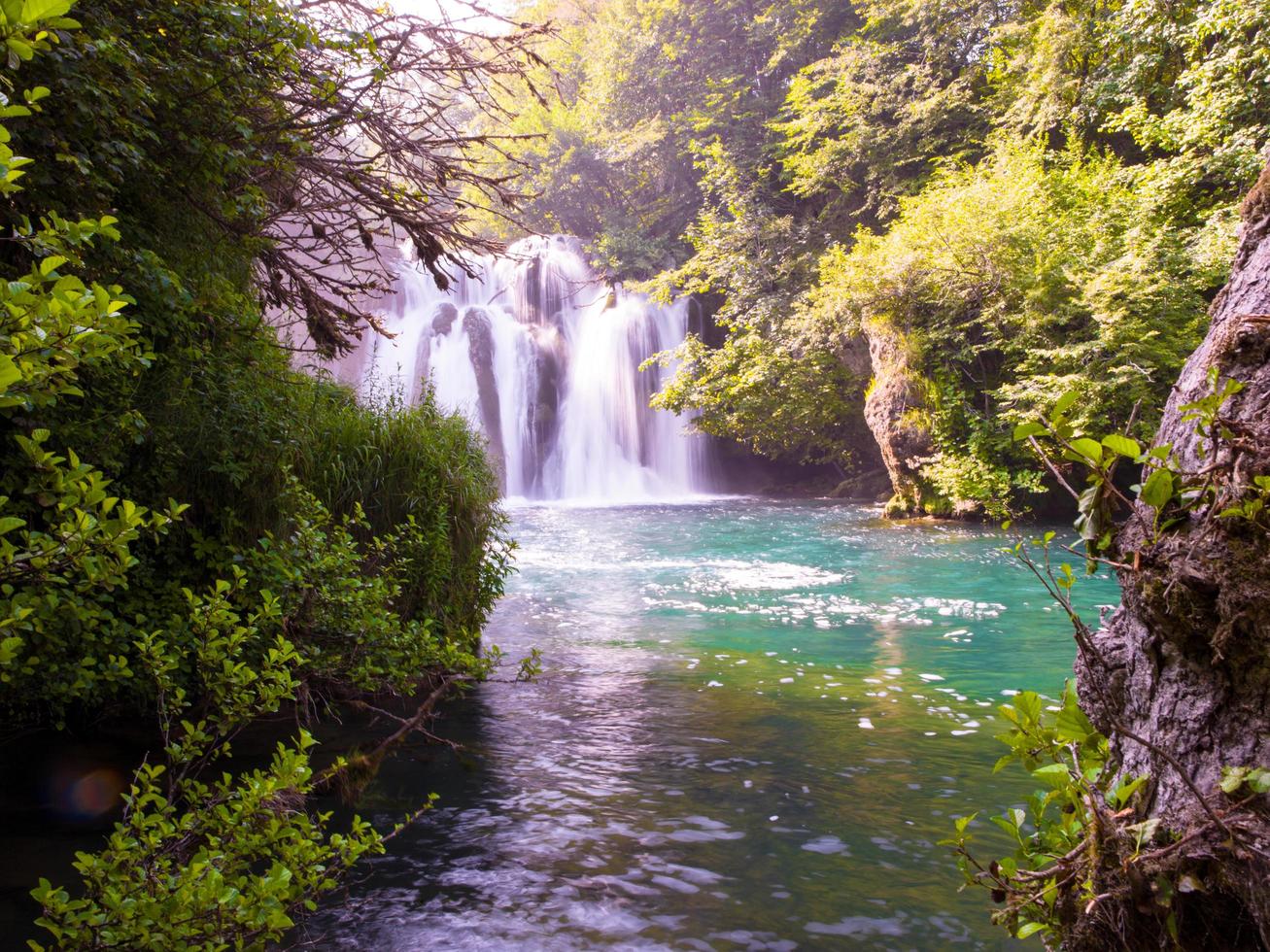 schöne Aussicht auf den Wasserfall foto