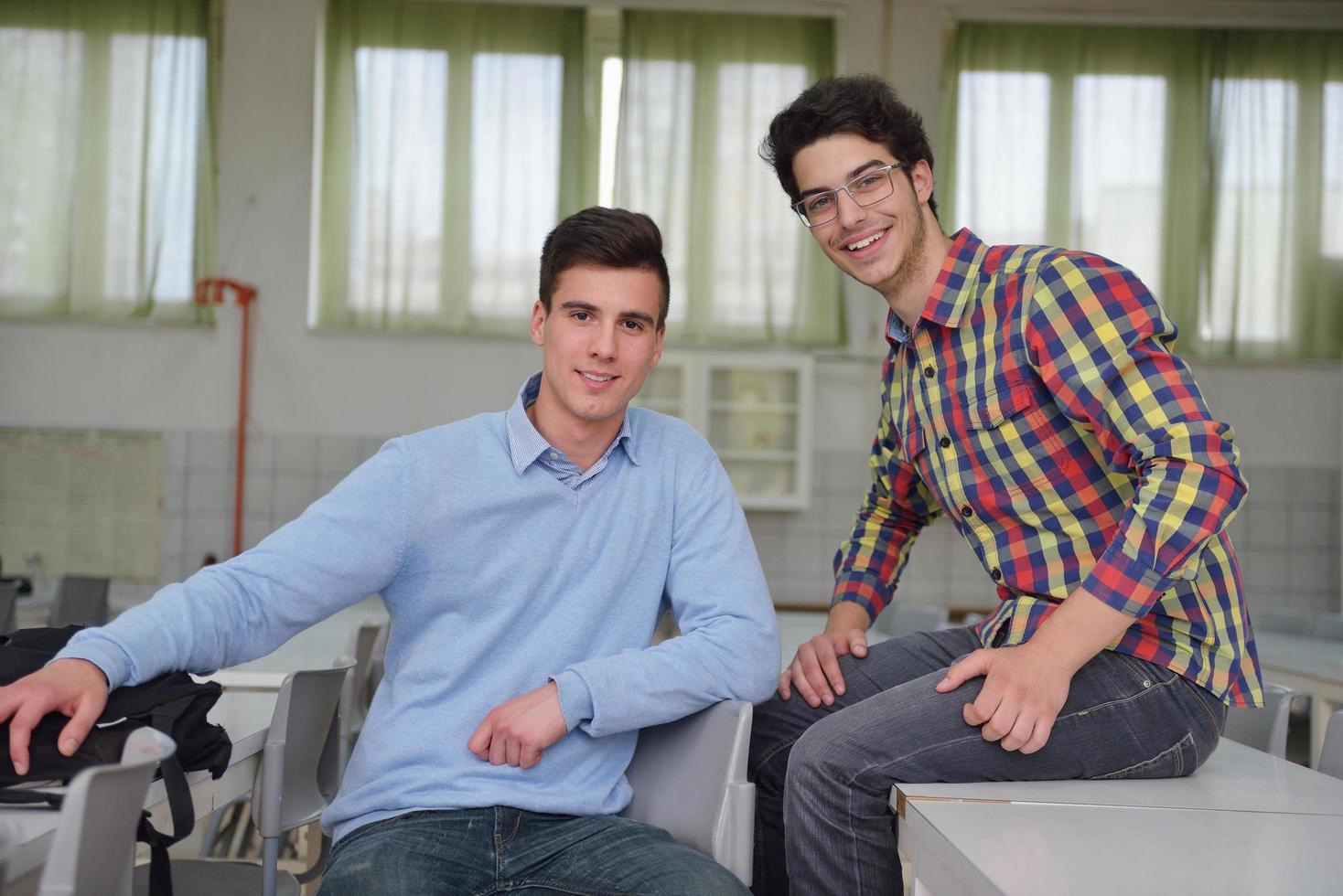 glückliche Teenagergruppe in der Schule foto