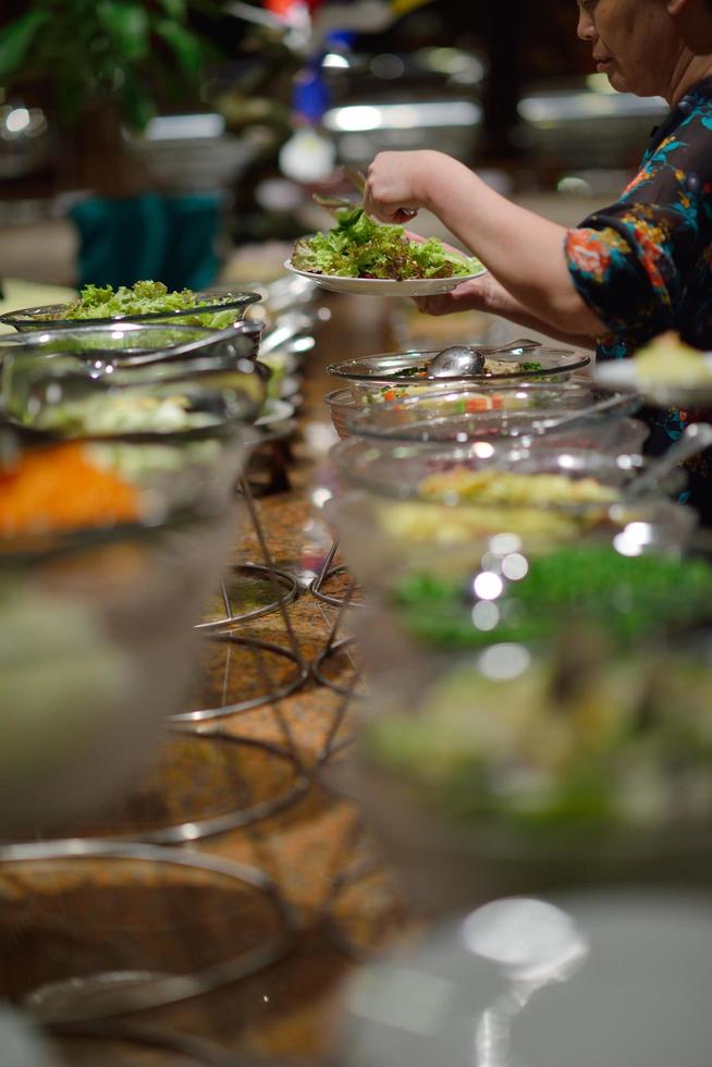 Blick auf das Essen vom Buffet foto