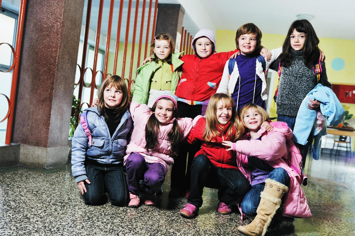 glückliche kindergruppe in der schule foto