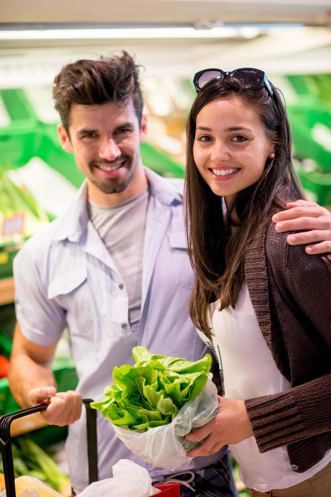 Paar in einem Supermarkt einkaufen foto