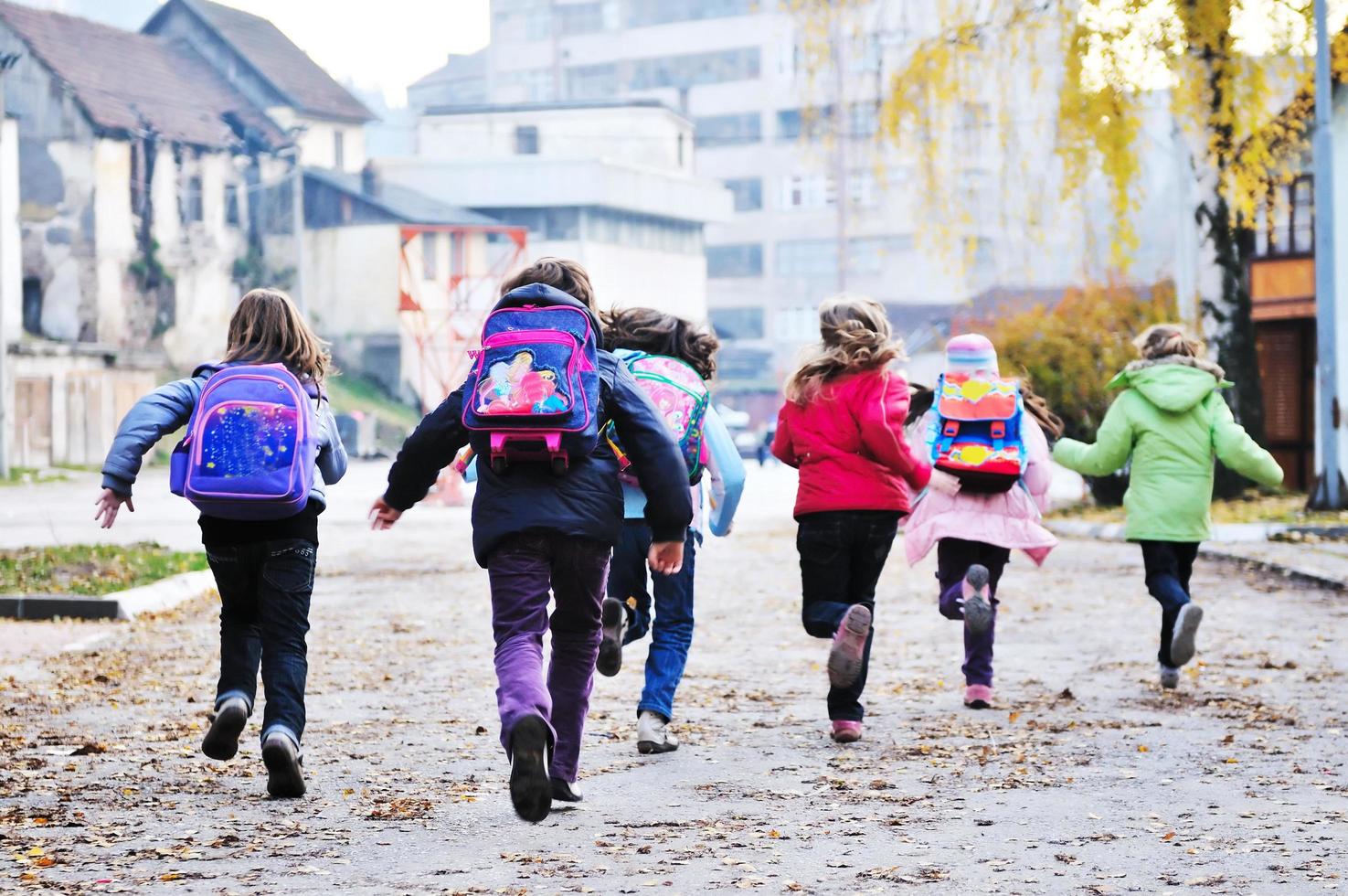 Schulmädchen auf der Flucht foto