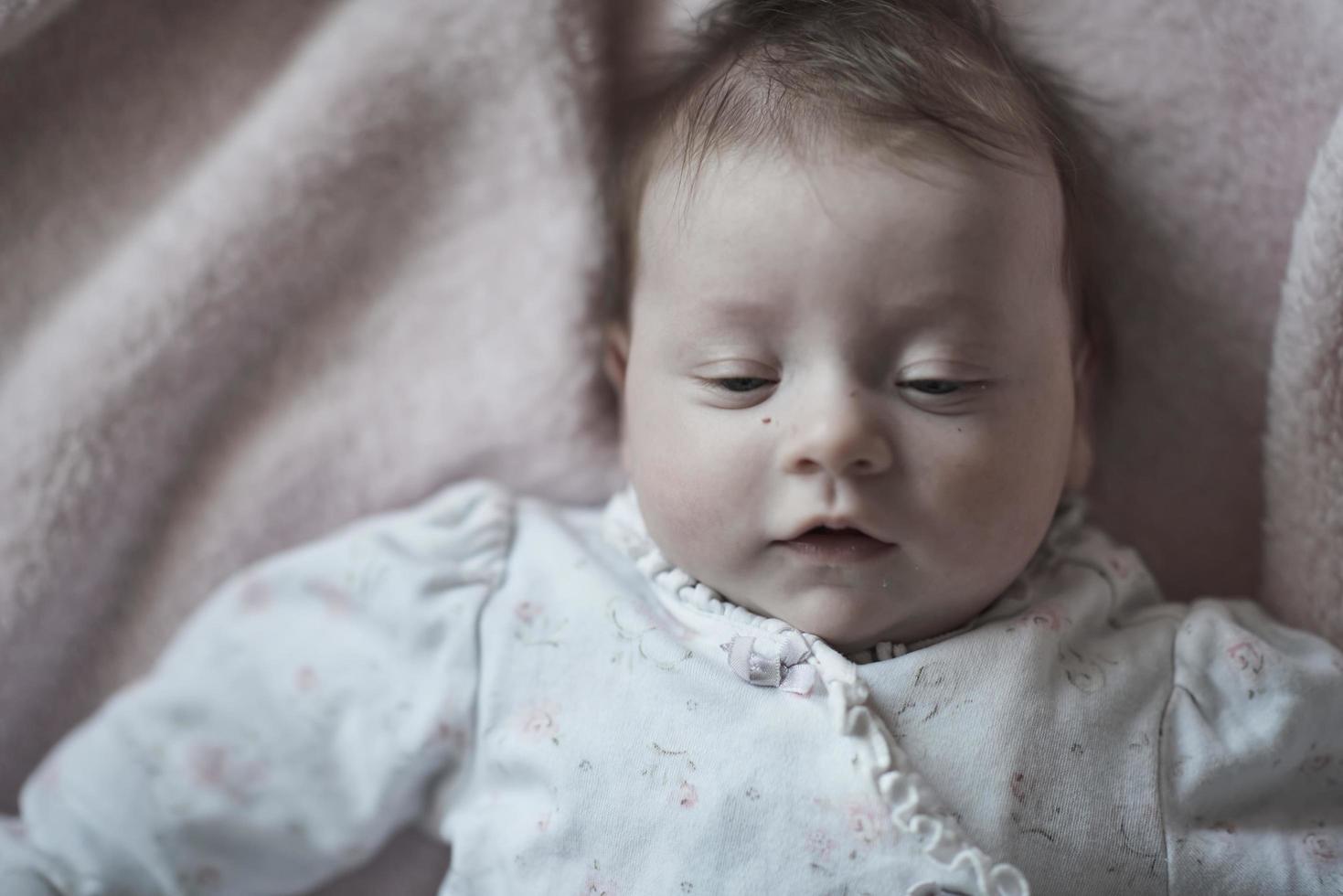 glückliches neugeborenes kleines baby smilling foto