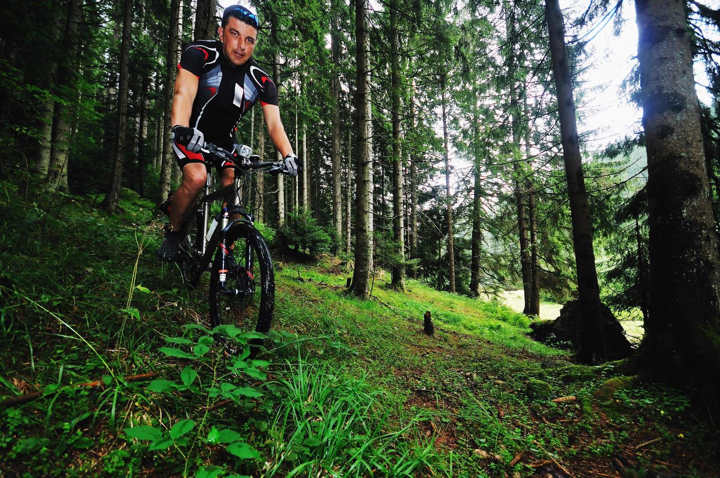 Mountainbike-Mann im Freien montieren foto