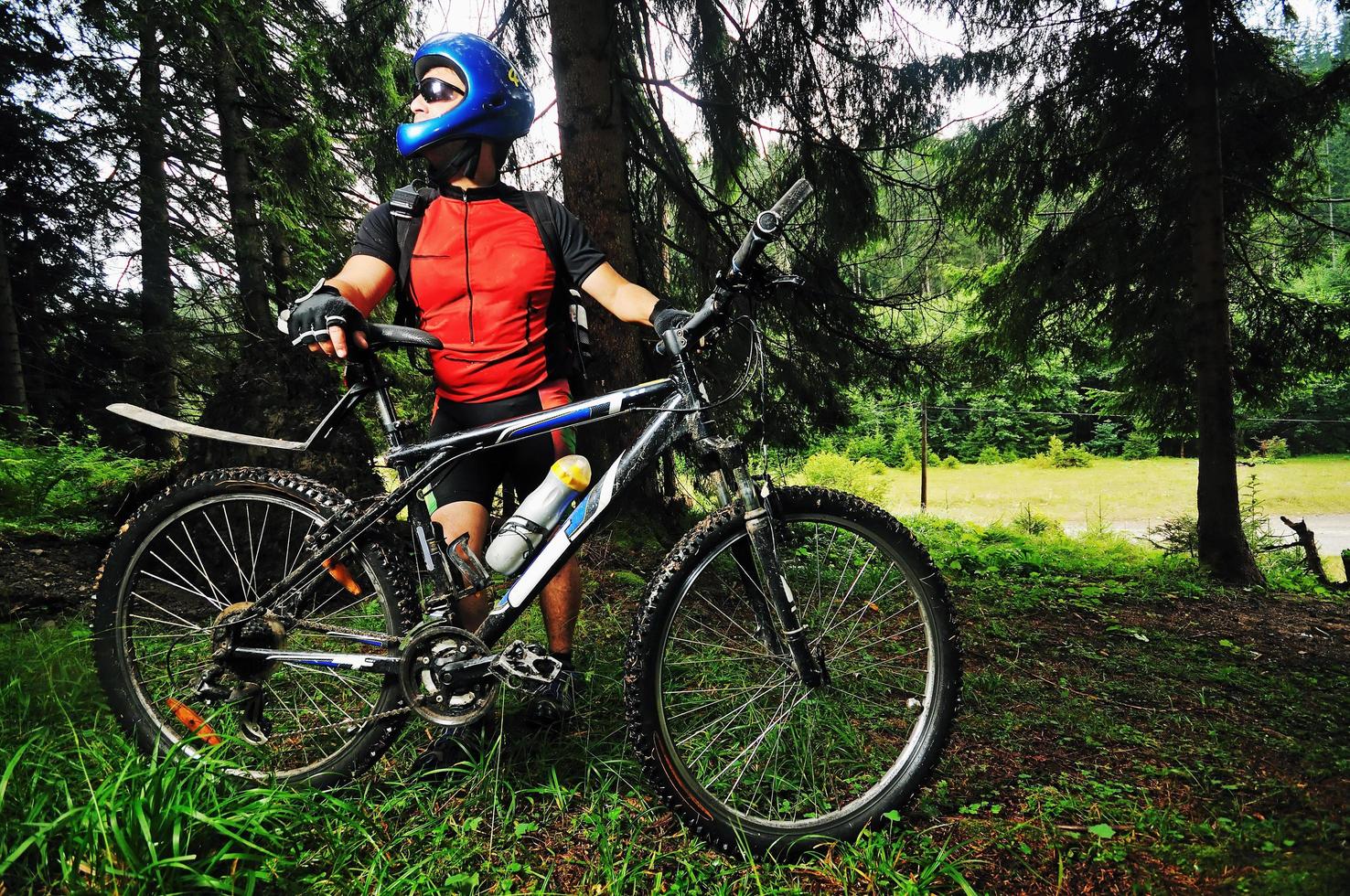 Mountainbike-Mann im Freien montieren foto