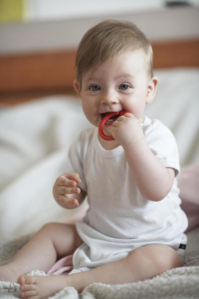 süßes kleines neugeborenes baby lächelt foto