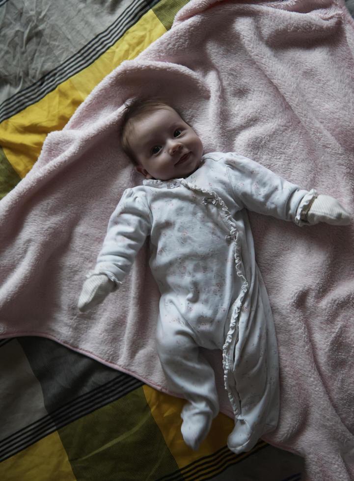 glückliches neugeborenes kleines baby smilling foto