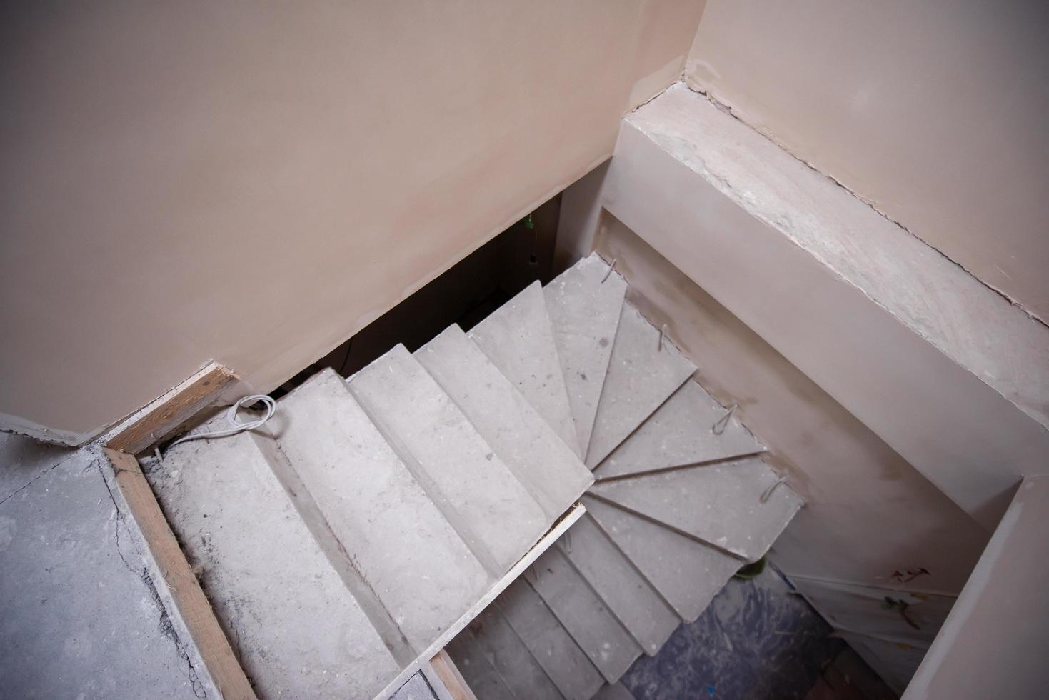 Betontreppe auf der Baustelle foto