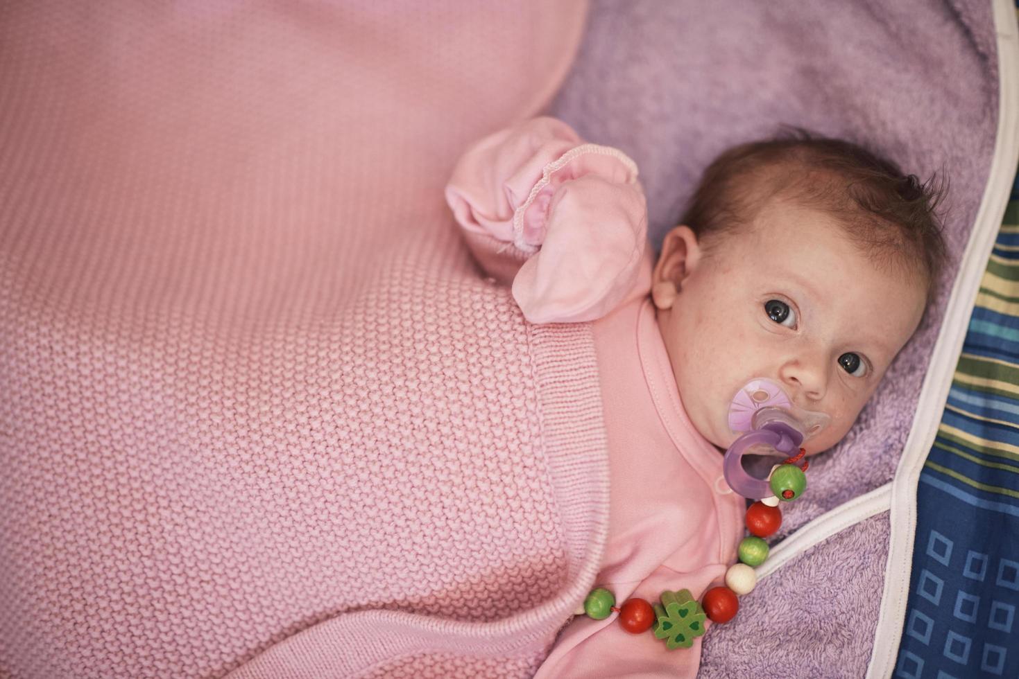 glückliches neugeborenes kleines baby smilling foto