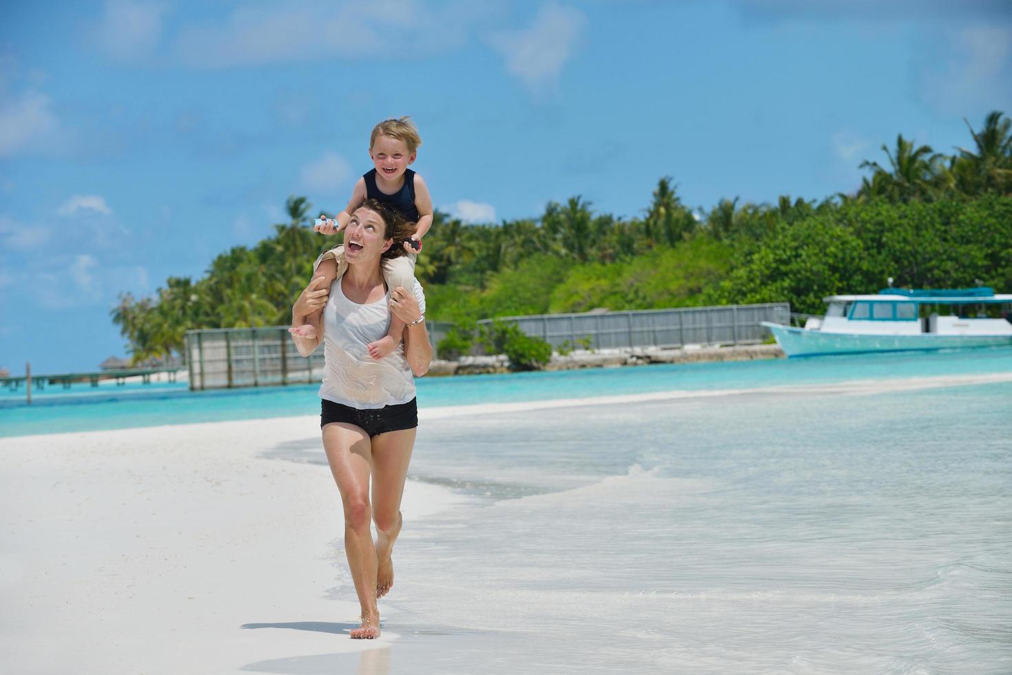 glückliche Familie im Urlaub foto