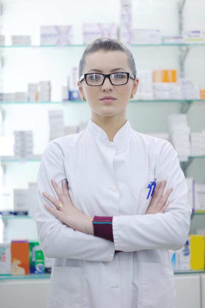 Apotheker-Chemikerin, die in der Apotheke steht foto