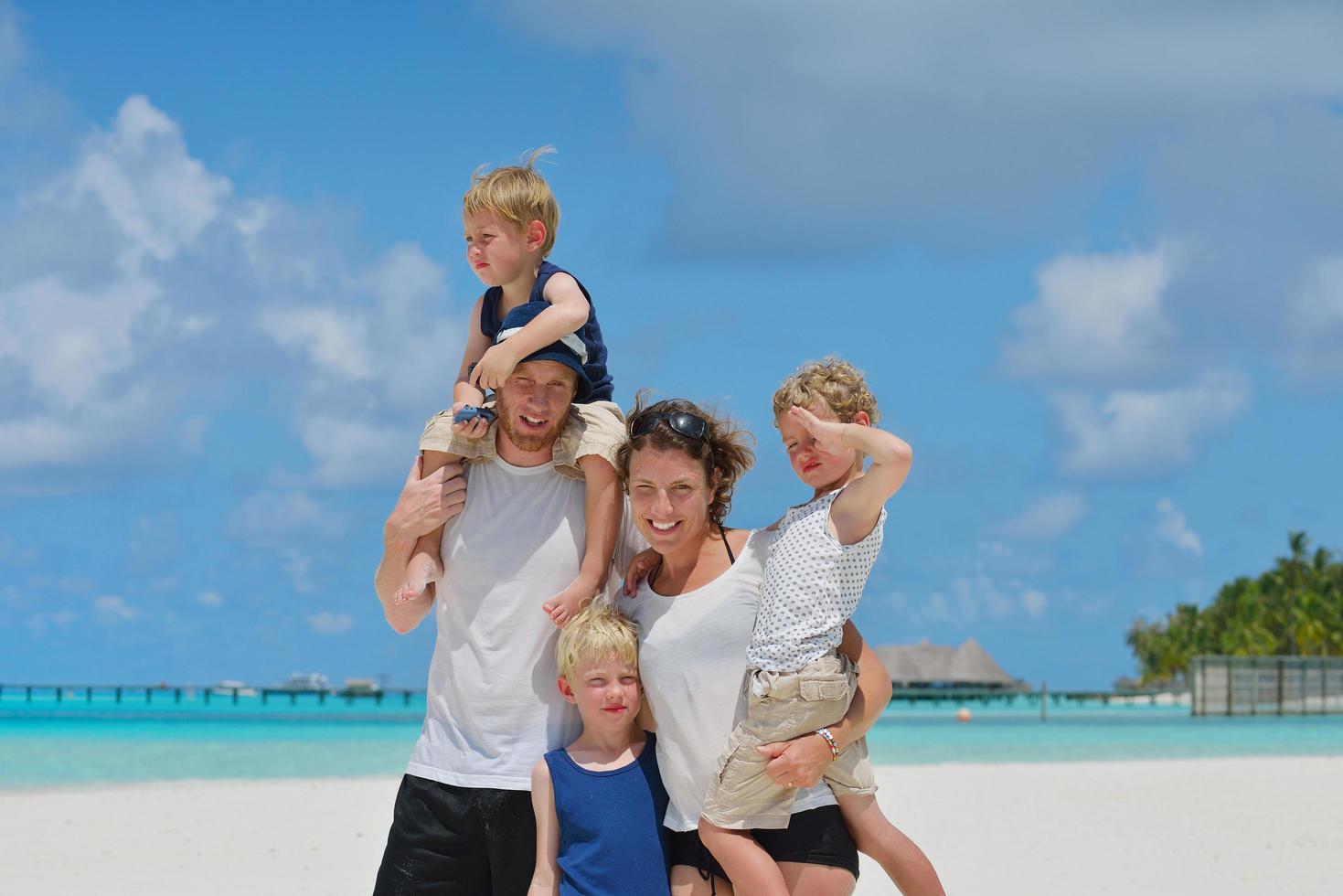 glückliche Familie im Urlaub foto