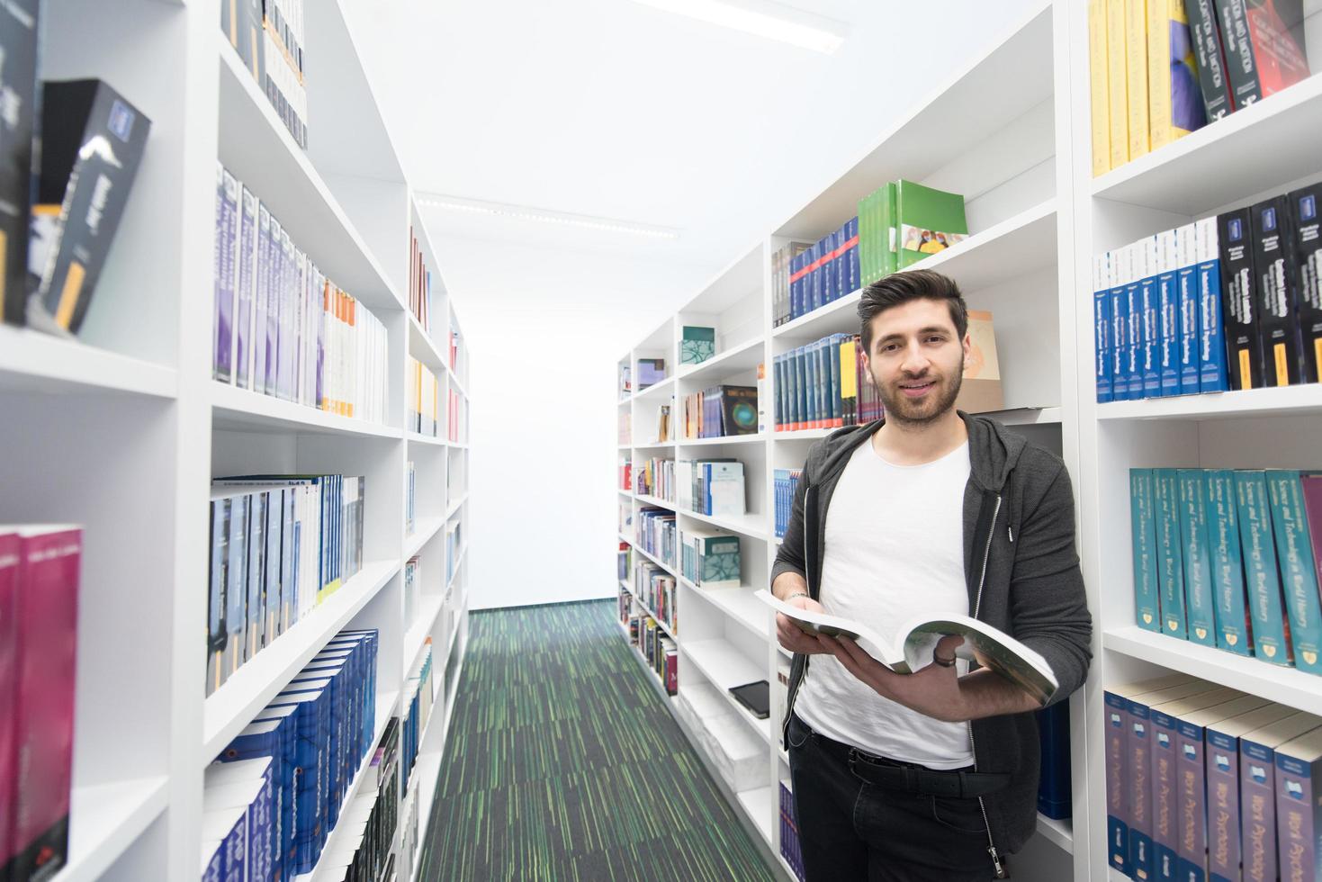 Schülerstudium in der Schulbibliothek foto