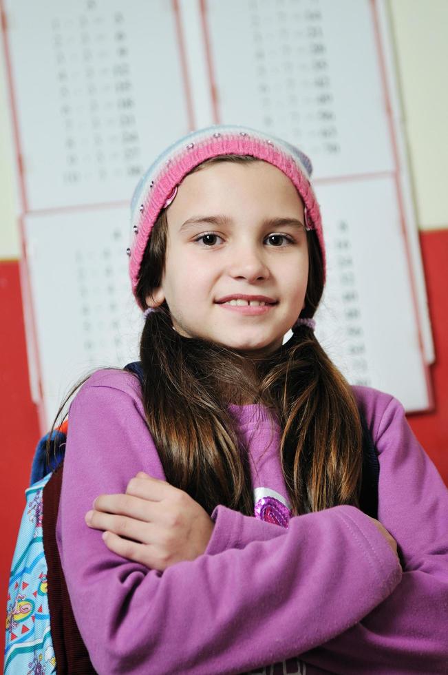 glückliches Schulmädchen im Matheunterrichtglückliches Schulmädchen im Matheunterricht foto