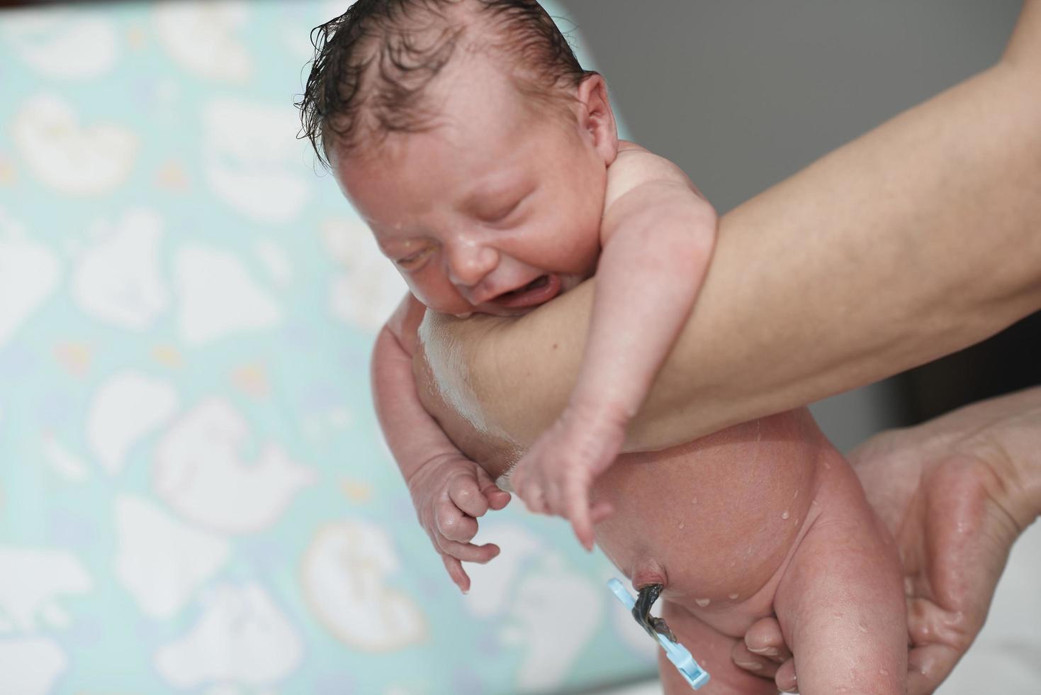 großmutter badet neugeborenes mädchen foto