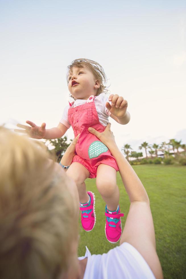 mutter und kleine tochter spielen im hinterhof foto