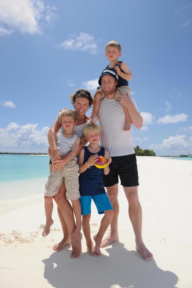 glückliche Familie im Urlaub foto