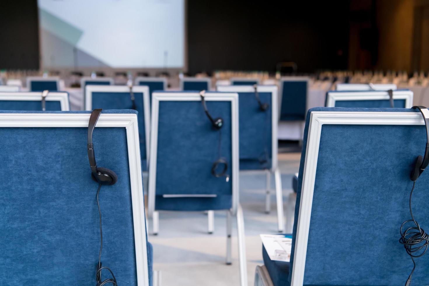 innenraum eines großen modernen konferenzraums foto