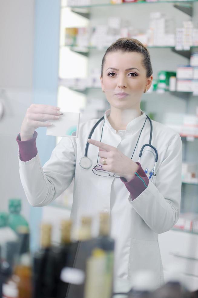 Apotheker-Chemikerin, die in der Apotheke steht foto