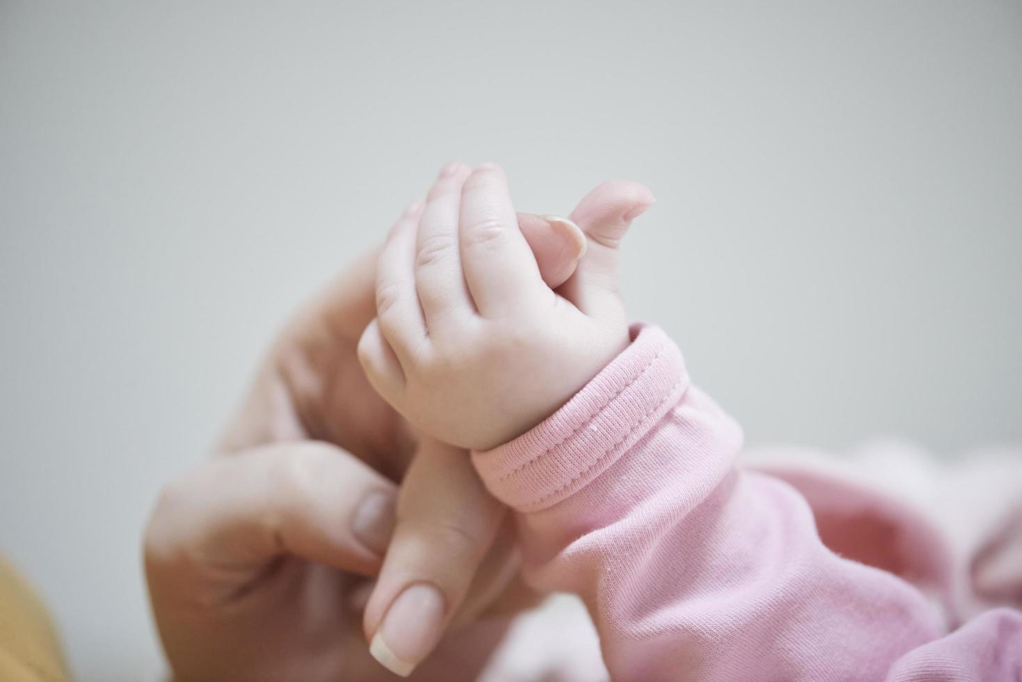 mutter spielt zu hause mit baby foto