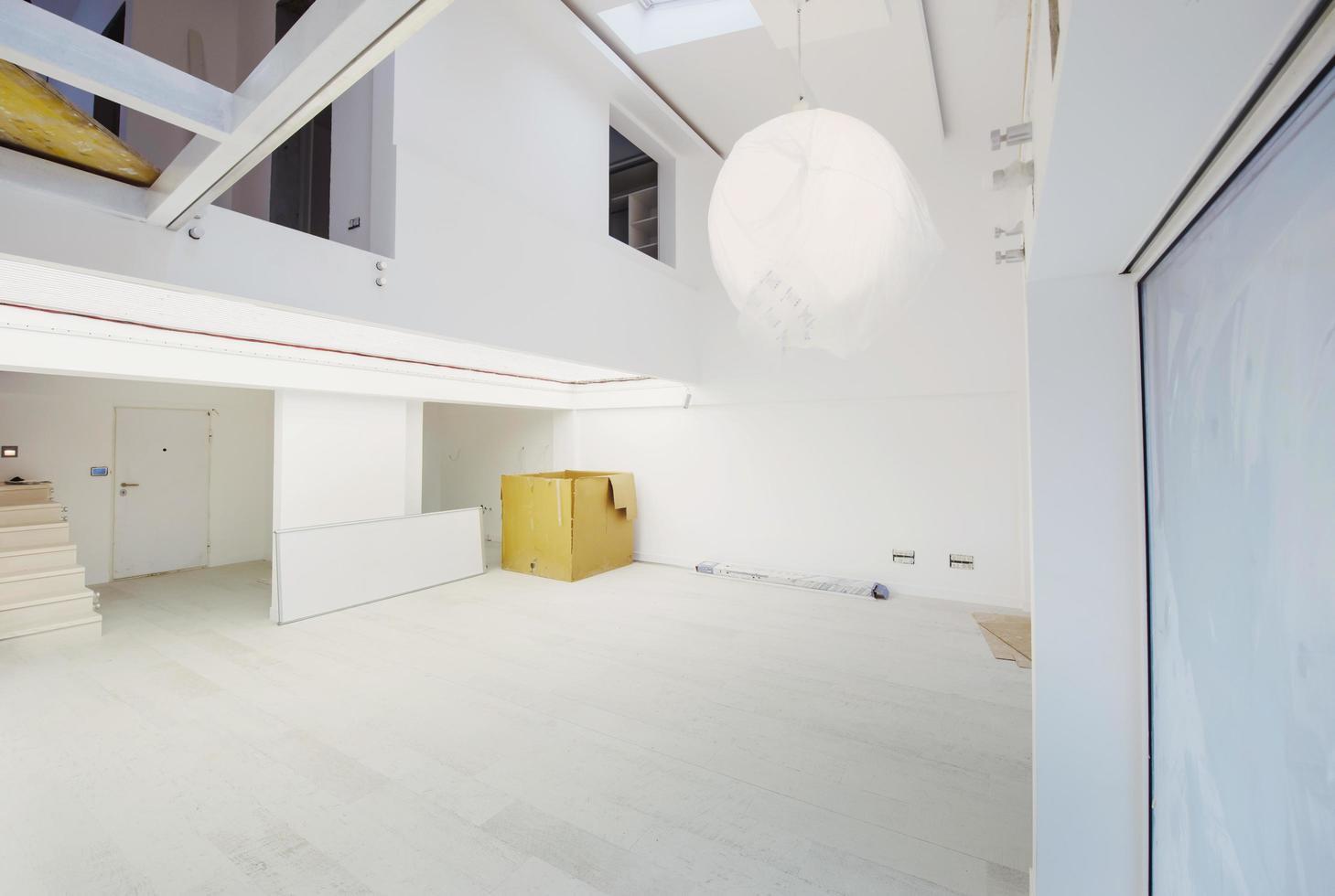schweden, 2022 - innenraum einer leeren, stilvollen, modernen offenen wohnung auf zwei ebenen foto