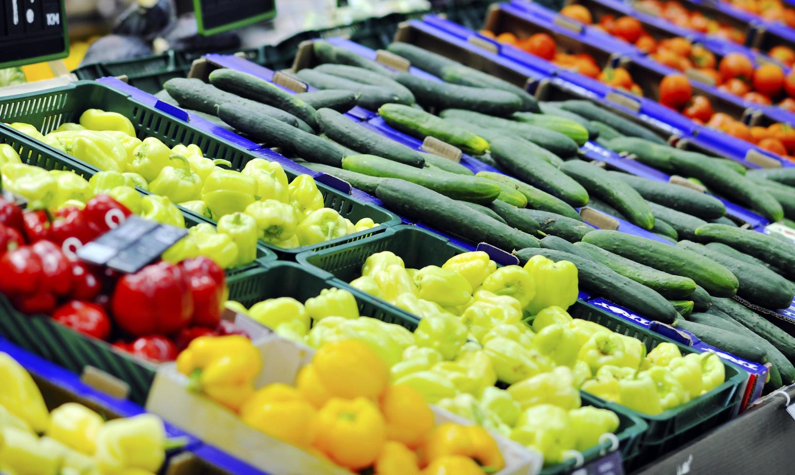 frisches Obst und Gemüse im Supermarkt foto