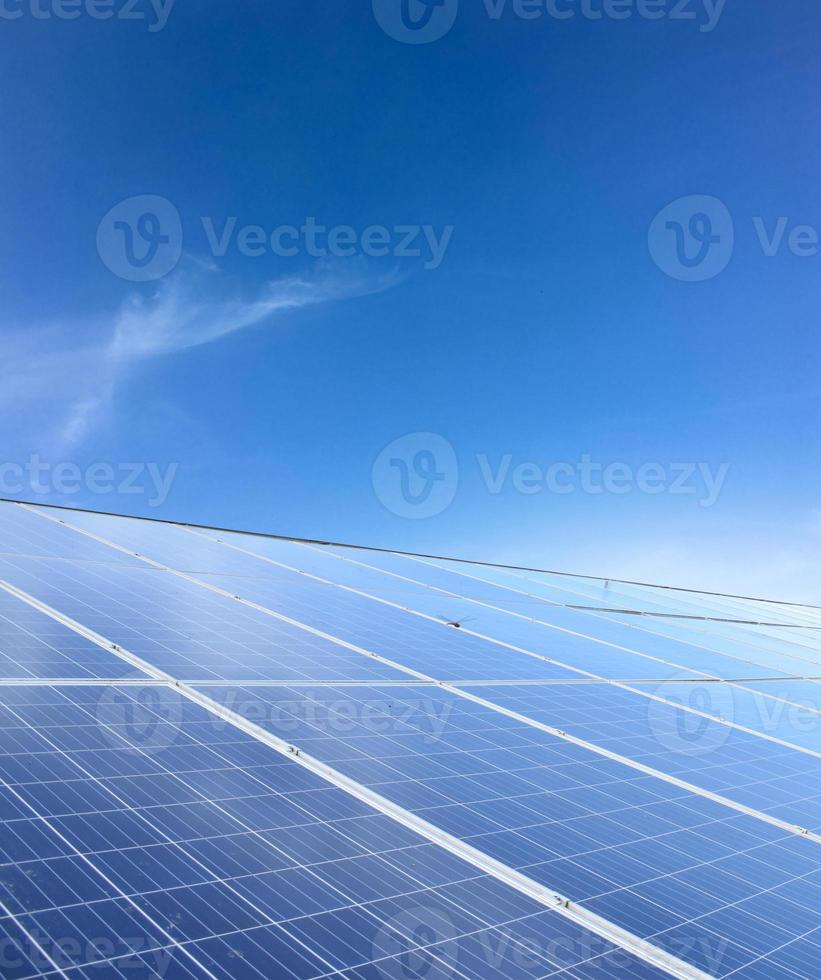 photovoltaikpanel, neue technologie zum speichern und nutzen der energie aus der natur mit menschlichem leben, nachhaltiger energie und umweltfreundlichem konzept. foto