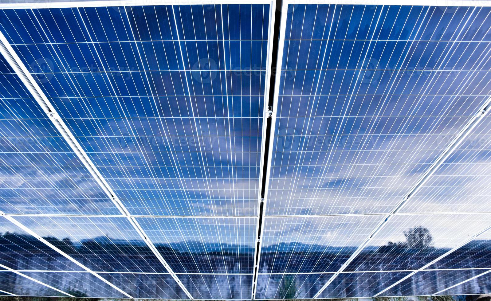 photovoltaikpanel, neue technologie zum speichern und nutzen der energie aus der natur mit menschlichem leben, nachhaltiger energie und umweltfreundlichem konzept. foto