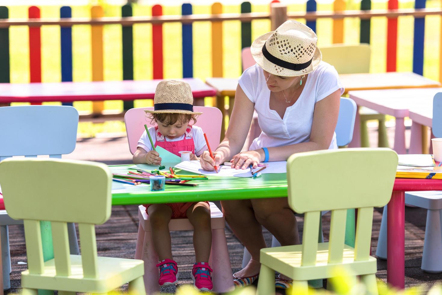 mutter und kleine tochter zeichnen bunte bilder foto