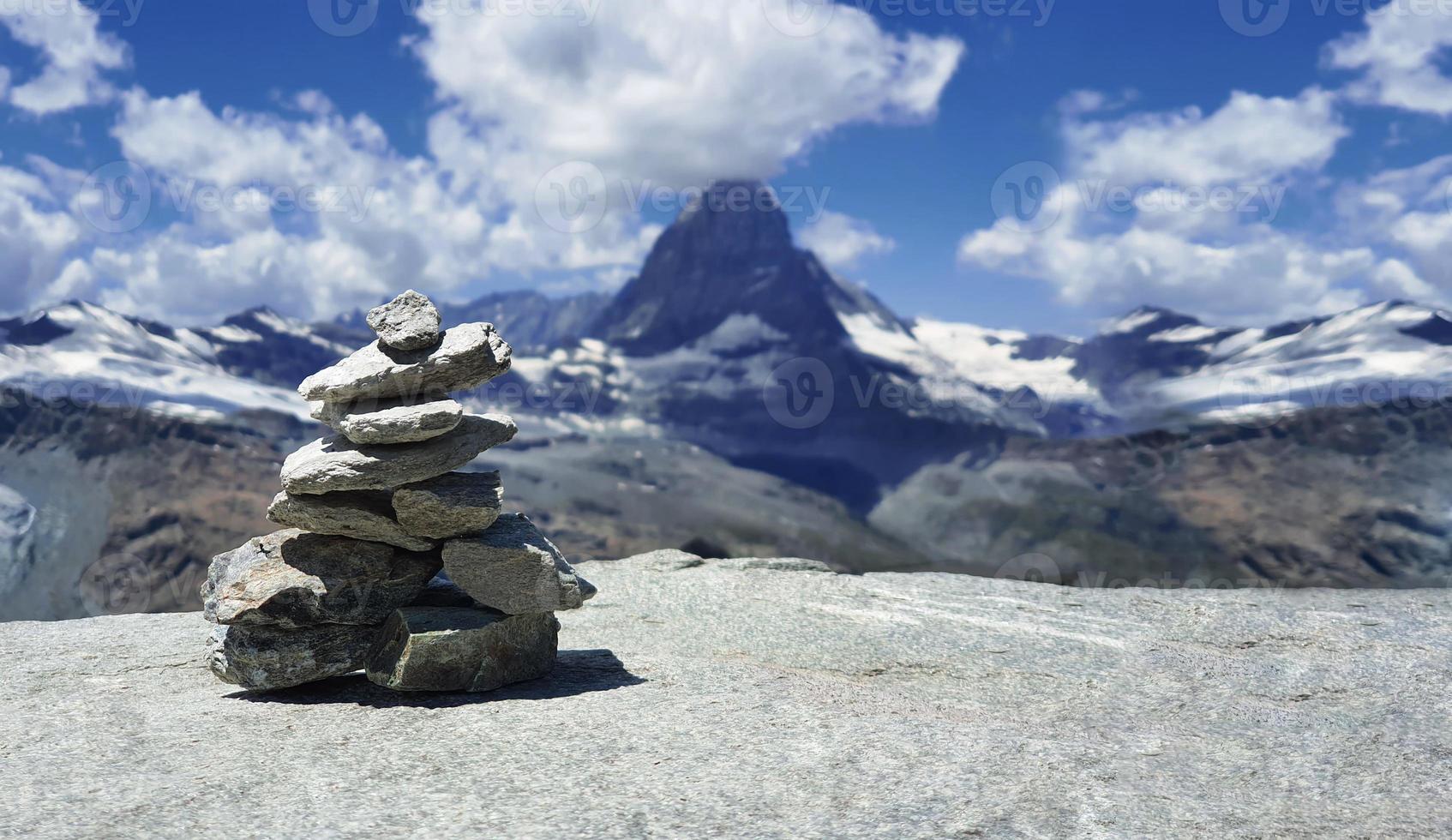 Stapel von Steinen auf dem Berg, die für die Meditation arrangiert wurden. foto