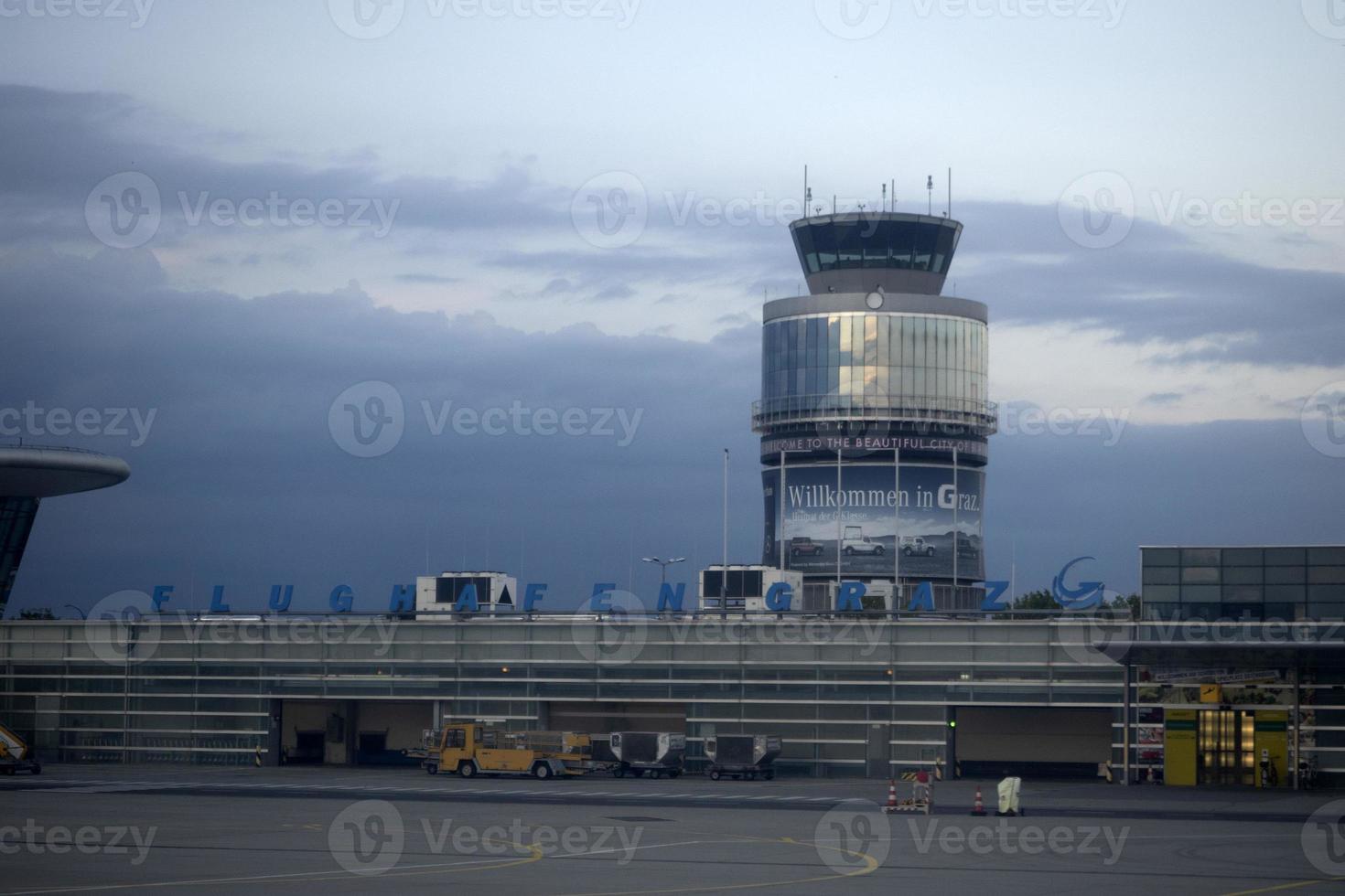 Flughafen Graz Österreich bei Sonnenuntergang foto