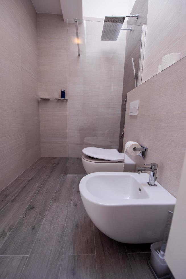 Luxus, stilvolles Badezimmer-Interieur foto