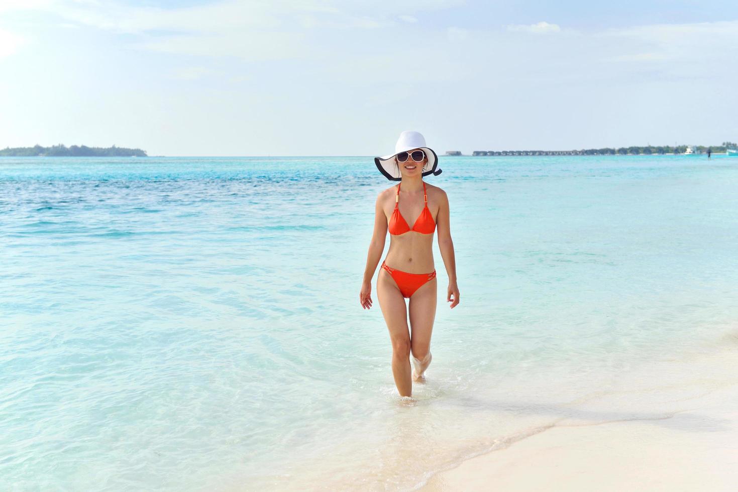 Schönes Mädchen am Strand, viel Spaß und Entspannung foto