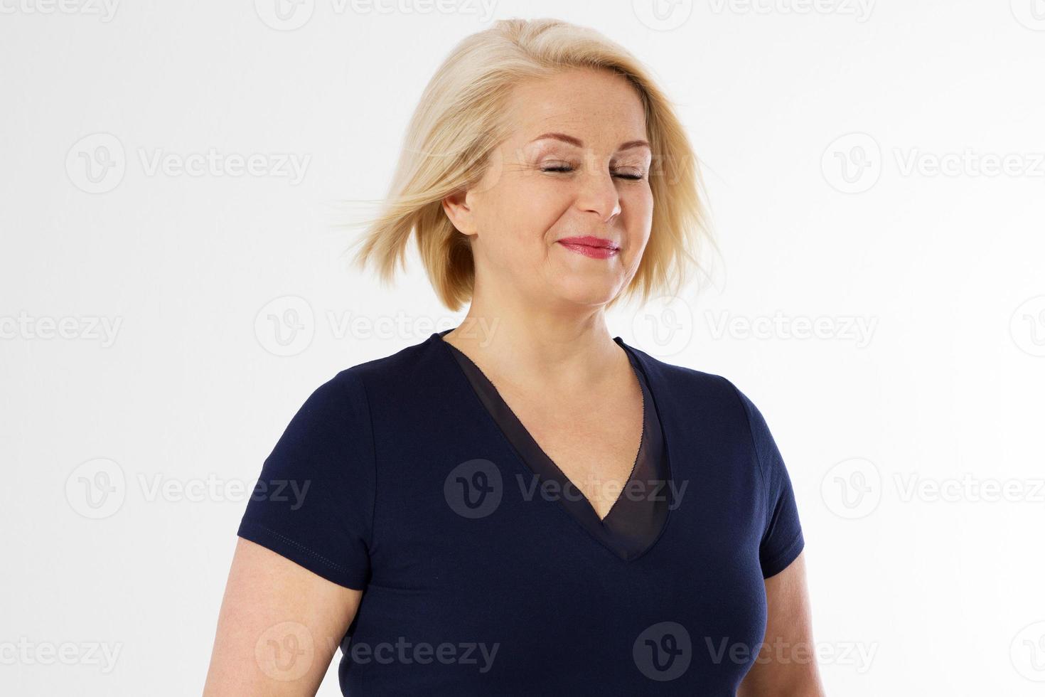 Blondes Frauenporträt mittleren Alters mit geschlossenen Augen, ihr Haar  flattert im Wind 11955765 Stock-Photo bei Vecteezy