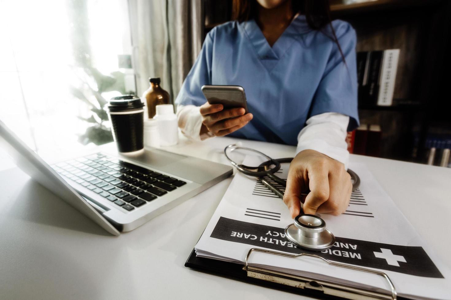 doppelbelichtung des gesundheits- und medizinkonzepts. Arzt und moderne virtuelle Bildschirmschnittstelle. foto