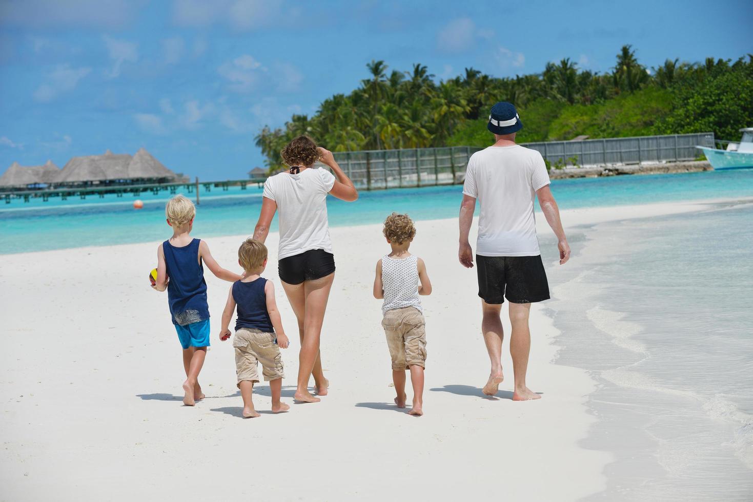 glückliche Familie im Urlaub foto