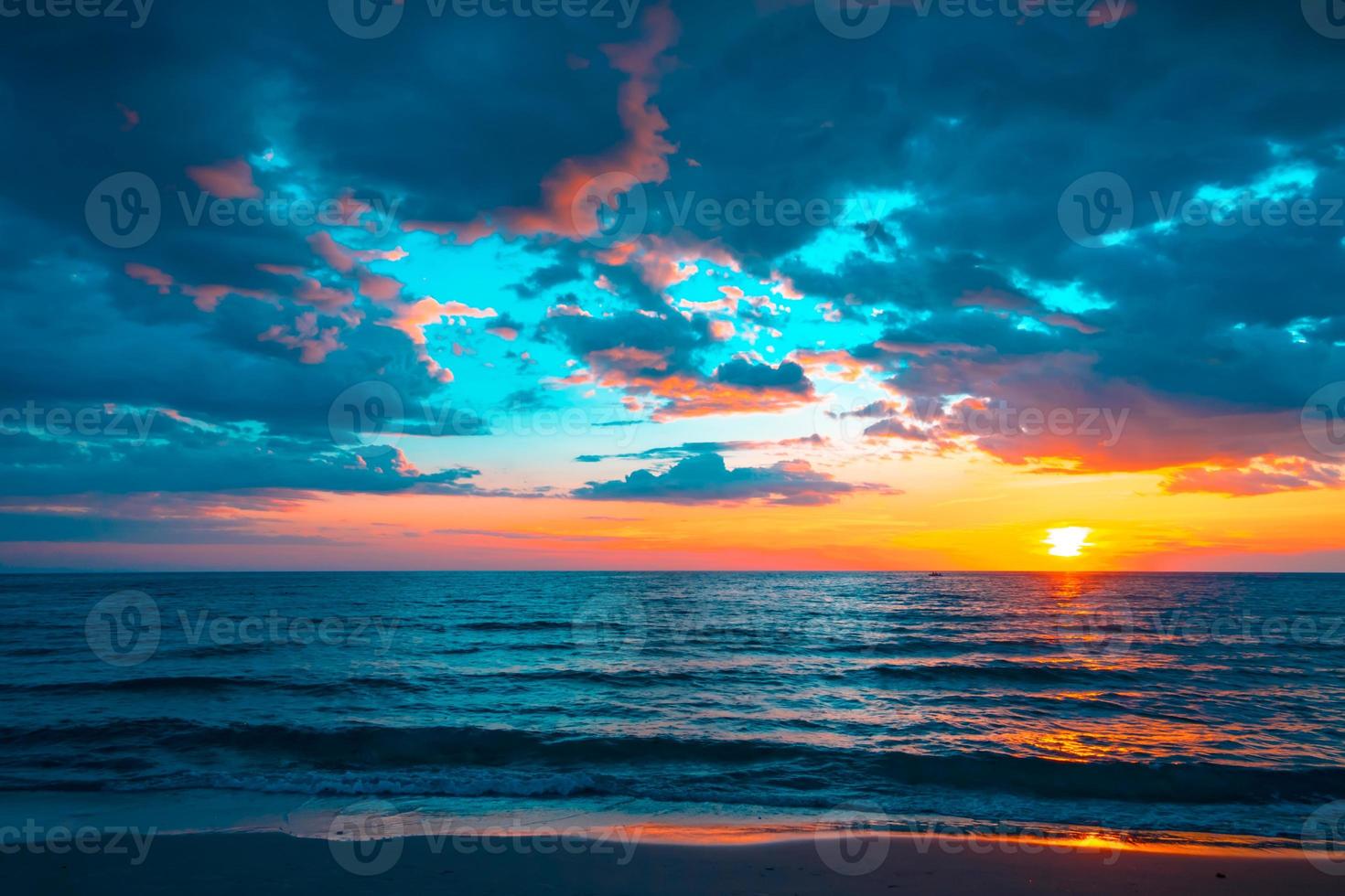 schöner sonnenuntergang über dem meer am tropischen strand für reise und urlaub foto