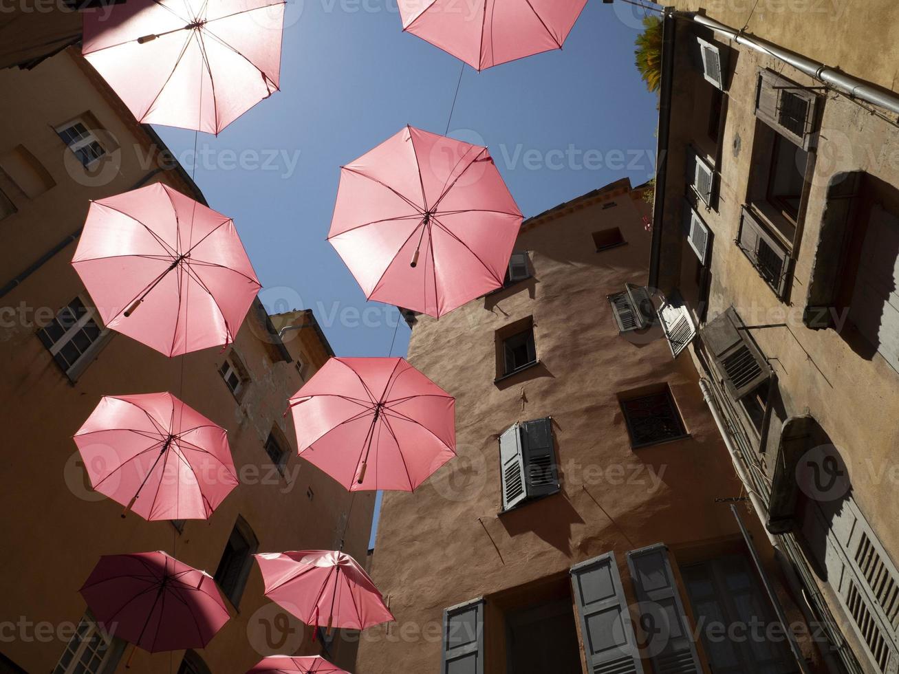 grasse frankreich rosa regenschirme straße foto