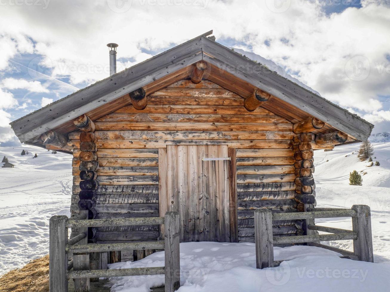 dolomiten schneepanorama holzhütte gadertal armentarola foto