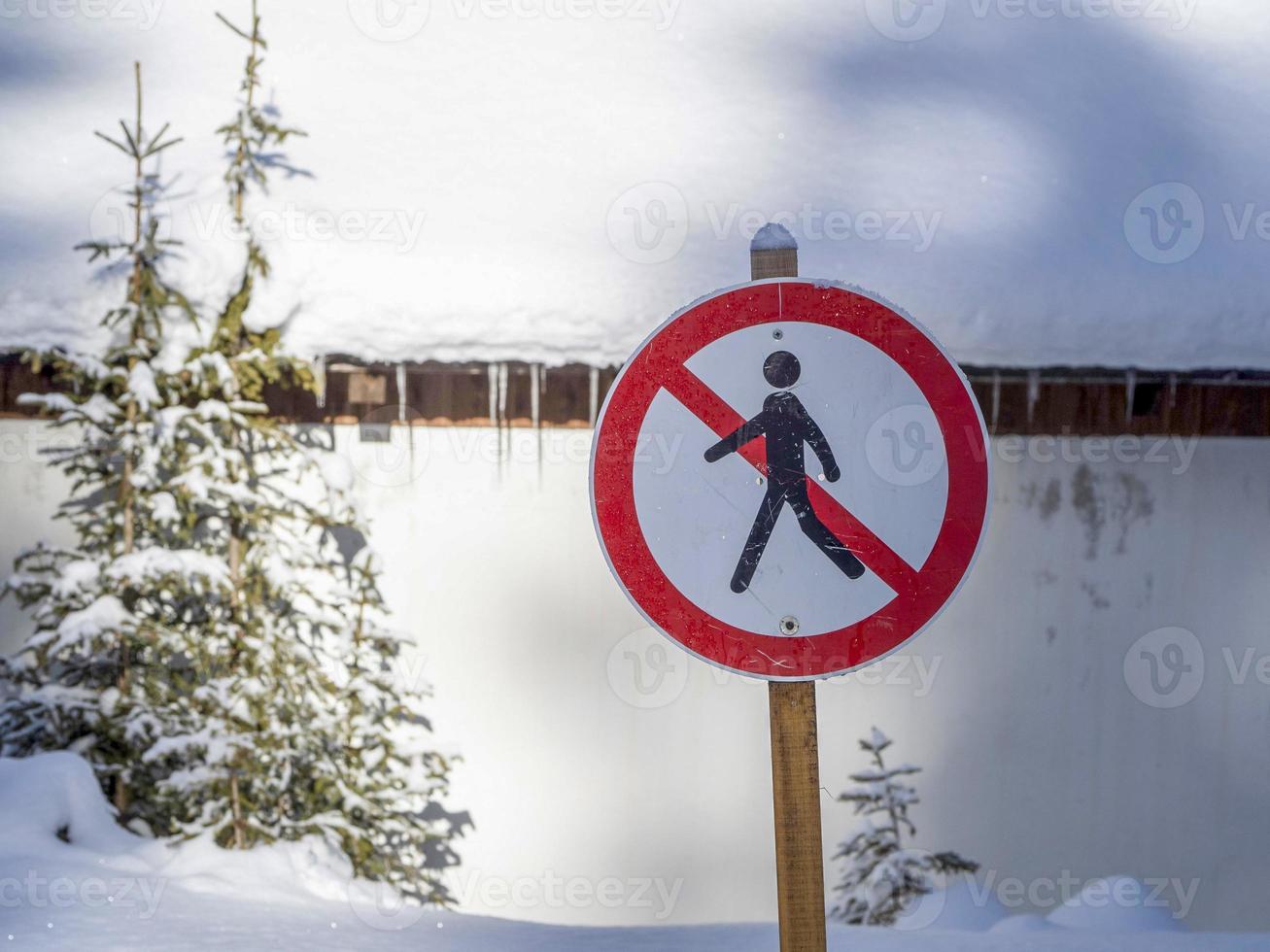 keine schneeschuhe menschen passieren dolomiten schneepanorama gadertal armentarola foto