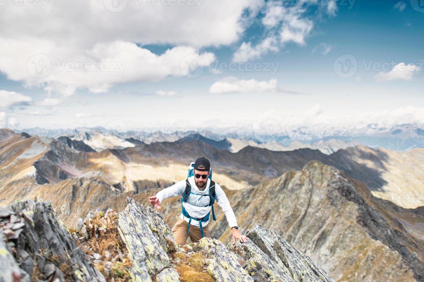 Mann in der Bergwildnis foto