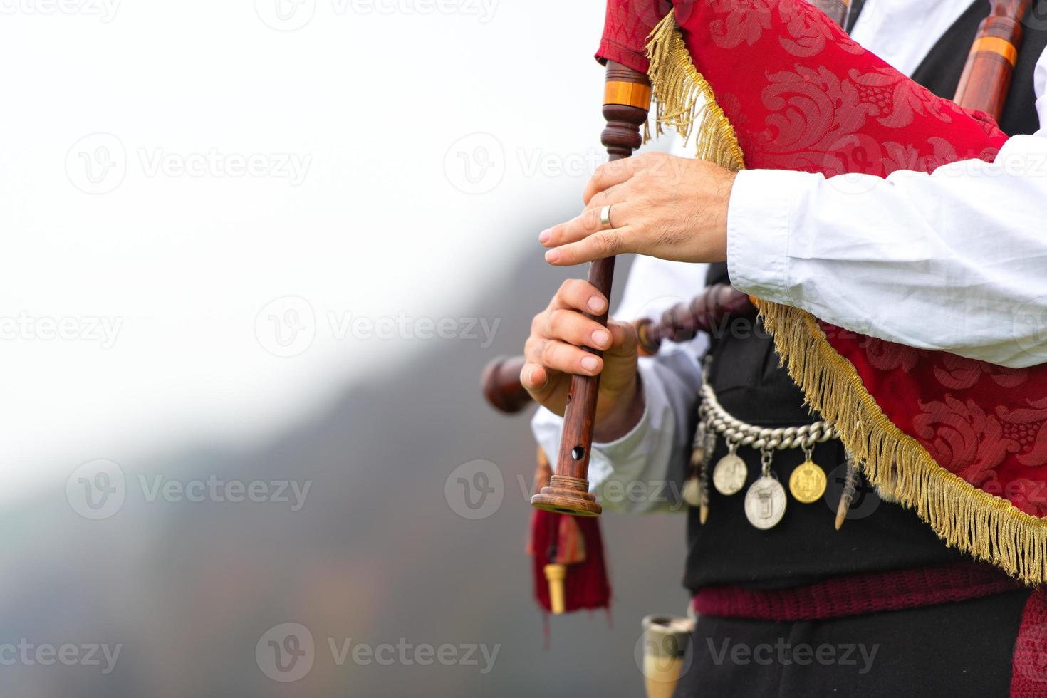 Conramusa auf einem offenen Platz in den Bergen zu spielen foto