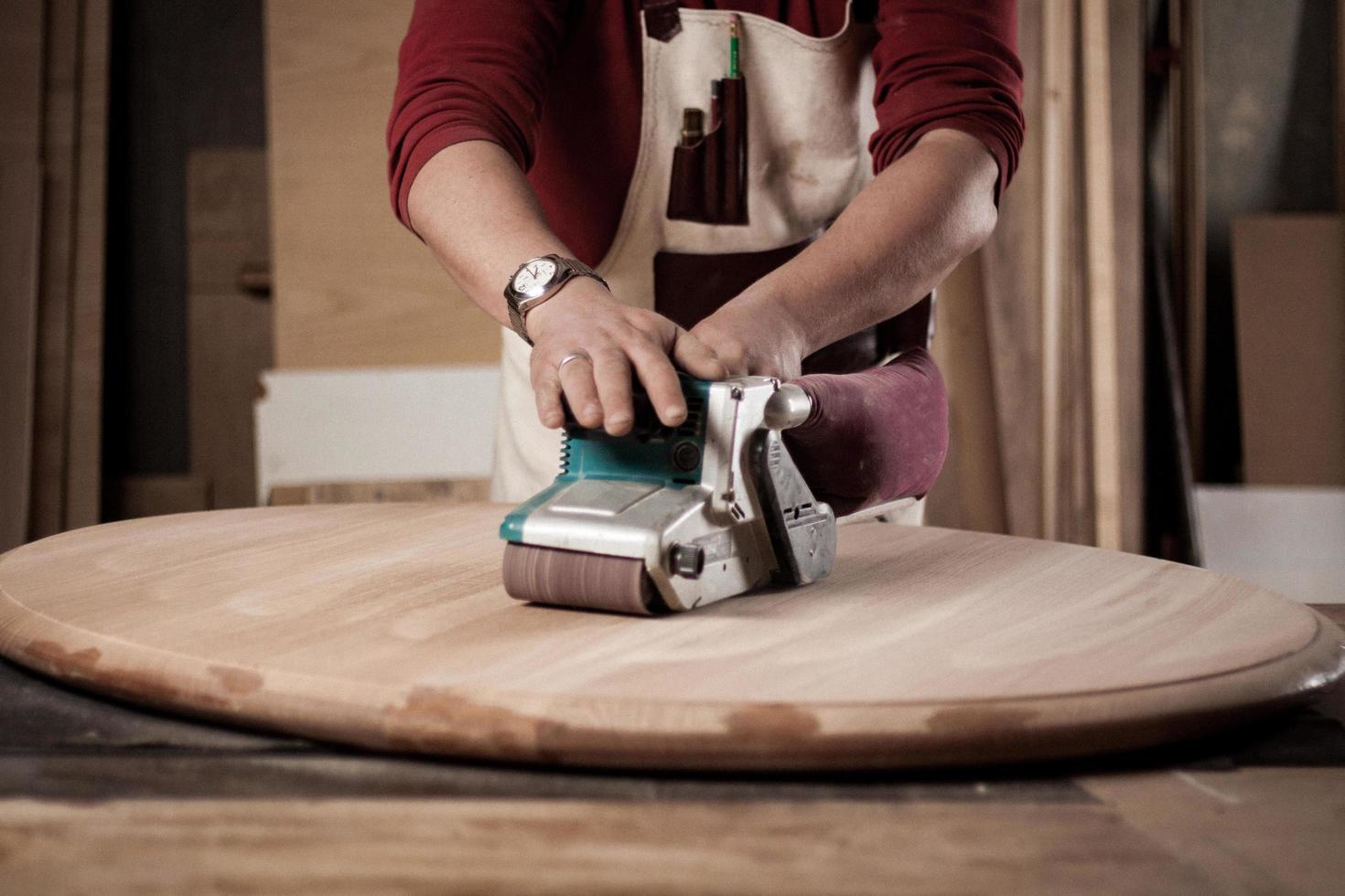 Tischler bei der Arbeit in der Werkstatt foto